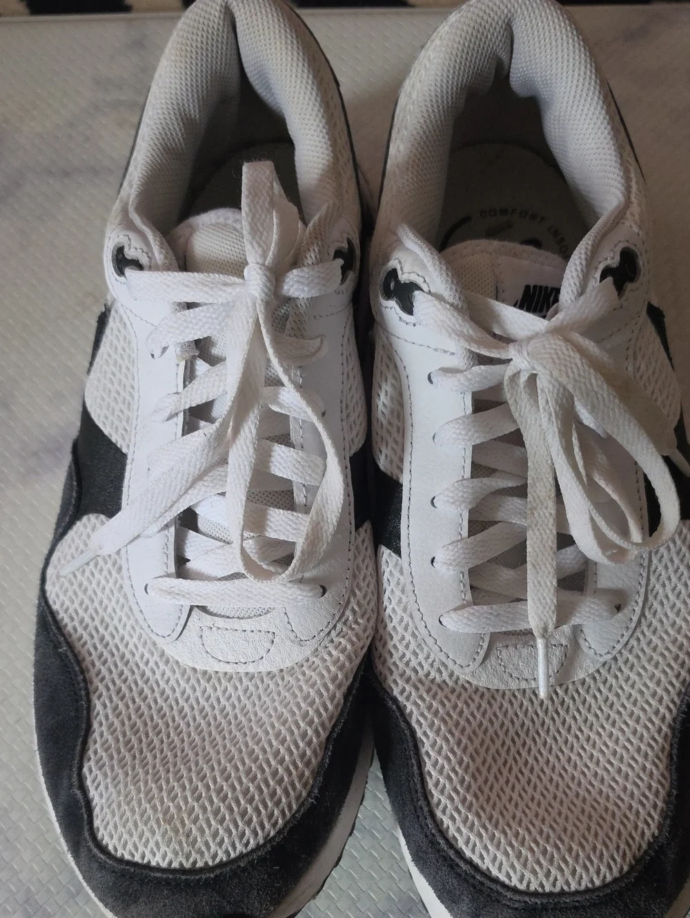 Nike Air max Men’s White and Black Mesh Lace-Up Sneakers